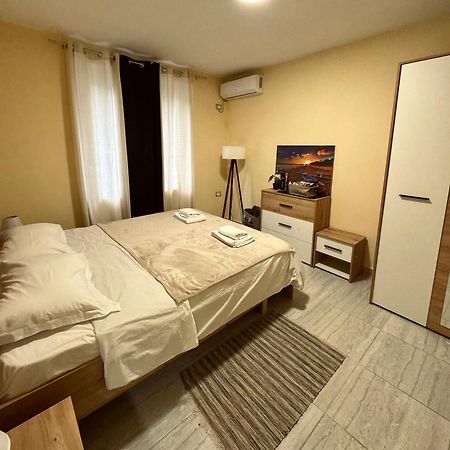 Urban Apartment In Blloku 티라나 외부 사진